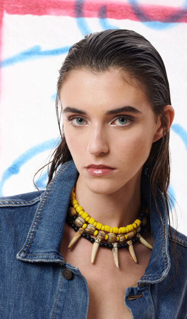 Koa κοντό κολιέ με ματ και γυάλινες χάντρες  .