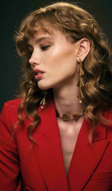 MARCELINE χρυσό σκουλαρίκι με τρίγωνο κυματιστό στοιχείο, επιχρύσωση 24κ και πέρλα.