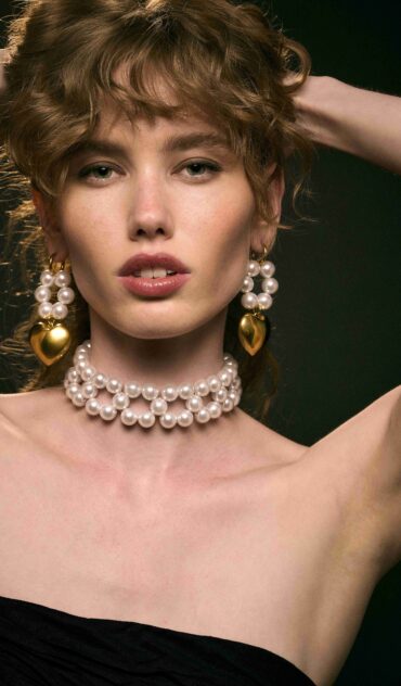 MON AMOUR  χρυσό σκουλαρίκι με ατσάλινη επίχρυση καρδιά , πέρλες και ατσάλινο κούμπωμα.