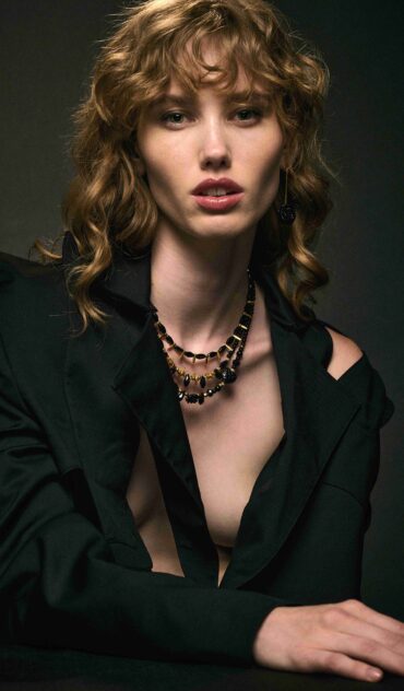 SALOANGE κοντό κολιέ με μαύρα κρύσταλλα και χρυσές λεπτομέρειες.