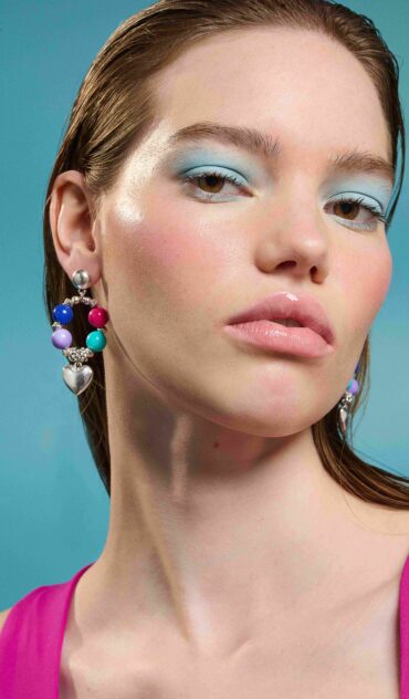 SIREN σκουλαρίκι με χρωματιστές ακρυλικές χάντρες, και επάργυρα στοιχεία.