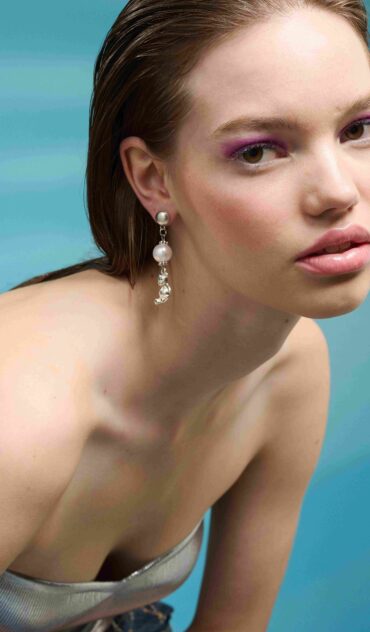 PERLI σκουλαρίκι με λευκή πέρλα και επάργυρο αρκουδάκι.