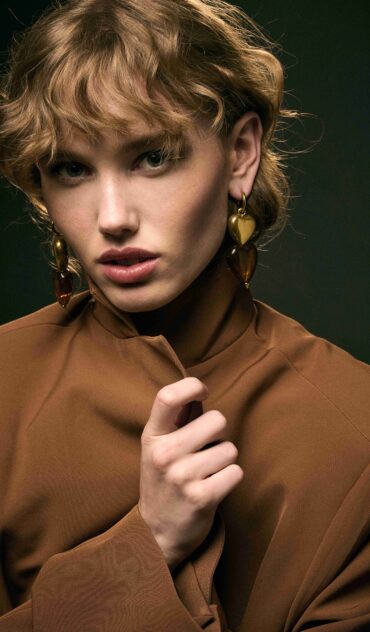 POUPEE σκουλαρίκι με ακρυλικές και ατσάλινες καρδιές, χρυσό και καφέ χρώμα.