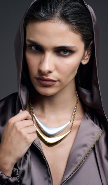 CLAUDE κοντό κολιέ με ατσάλινη αλυσίδα και -V shape επάργυρο αντικέ στοιχείο.