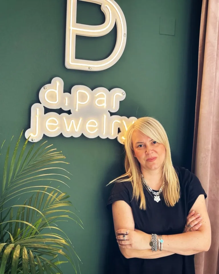 Η σχεδιάστρια Dina Partona στο εργαστήριο D.par
