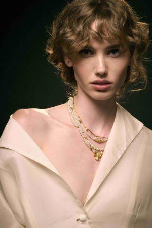 ANABELLE κοντό κολιέ με ατσάλινες χρυσές μπάρες και λευκές πέρλες.