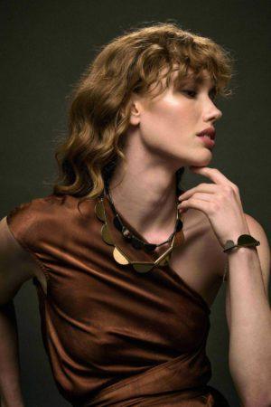 ORIANE κοντό κολιέ με αιματίτη και επίχρυσα ημικύκλια στοιχεία.