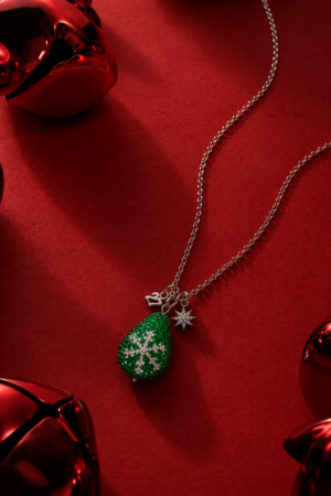 SNOWY GLOW NECKLACE φορεμένο