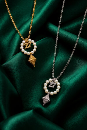 SNOWY KISS NECKLACE φορεμένο