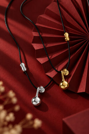 BLACK FROST NECKLACE φορεμένο