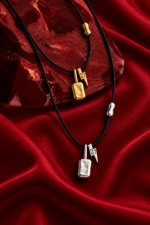 COZY DECEMBER NECKLACE φορεμένο