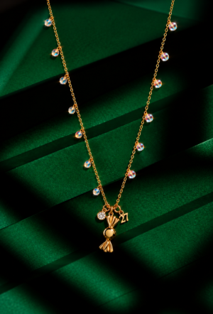 GOLDEN NOEL NECKLACE φορεμένο