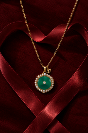 VELVET NOEL NECKLACE φορεμένο
