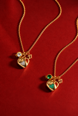 LOVE CHARM NECKLACE φορεμένο
